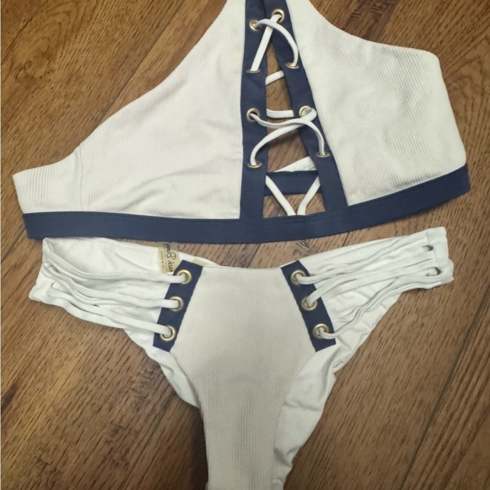 Beach Bunny White and Navy Halter 🔝 Bikini